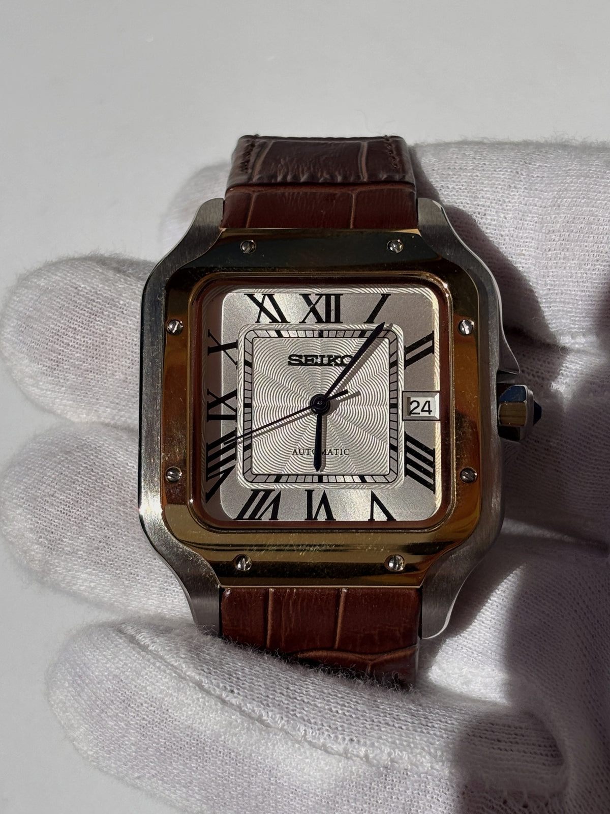 Seiko MOD automata karóra, arany/acél, fehér számlap, barna bőrszíj, 38 mm, NH34 | Cognac