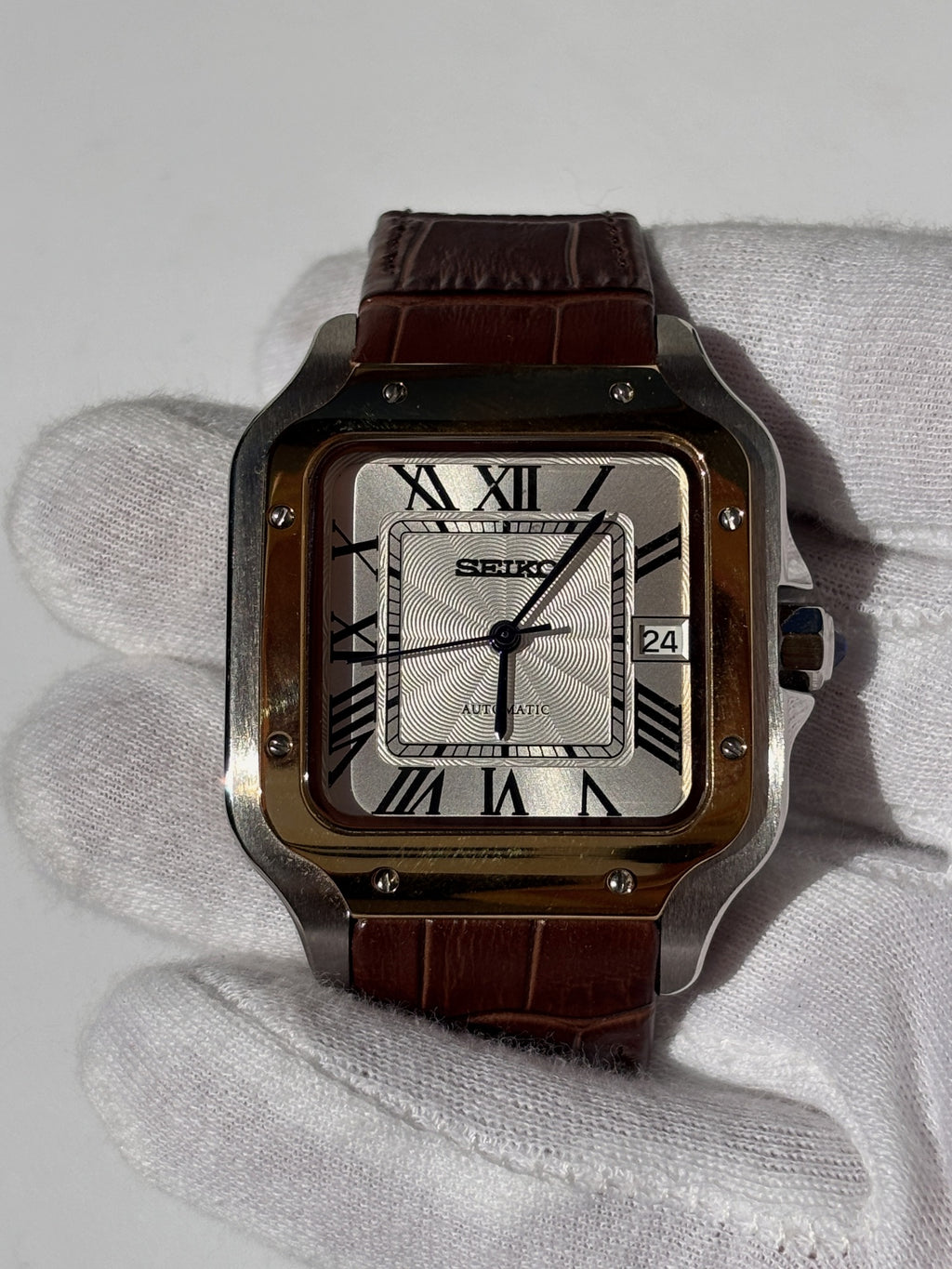 Seiko MOD automata karóra, arany/acél, fehér számlap, barna bőrszíj, 38 mm, NH34 | Cognac
