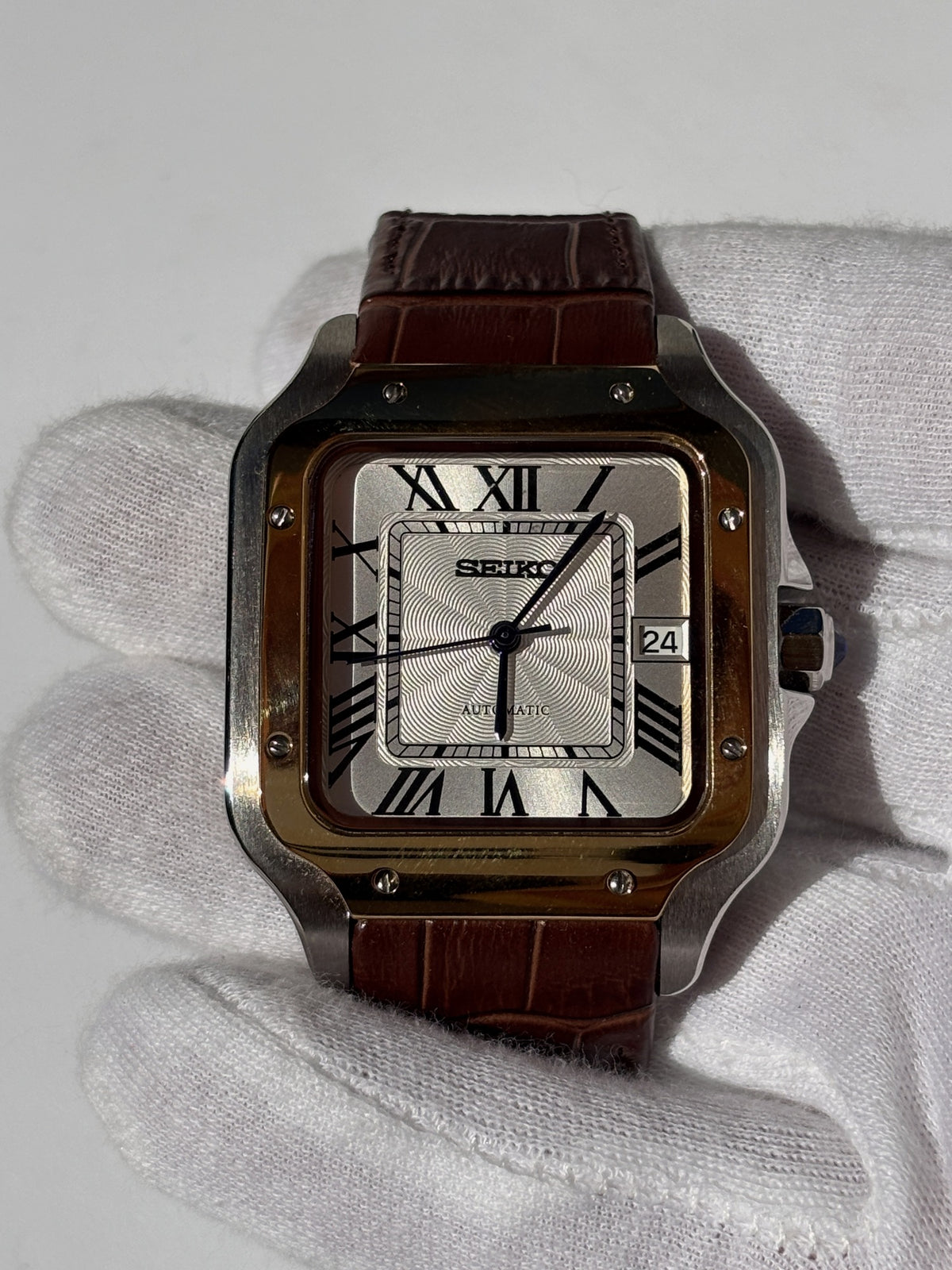 Seiko MOD automata karóra, arany/acél, fehér számlap, barna bőrszíj, 38 mm, NH34 | Cognac