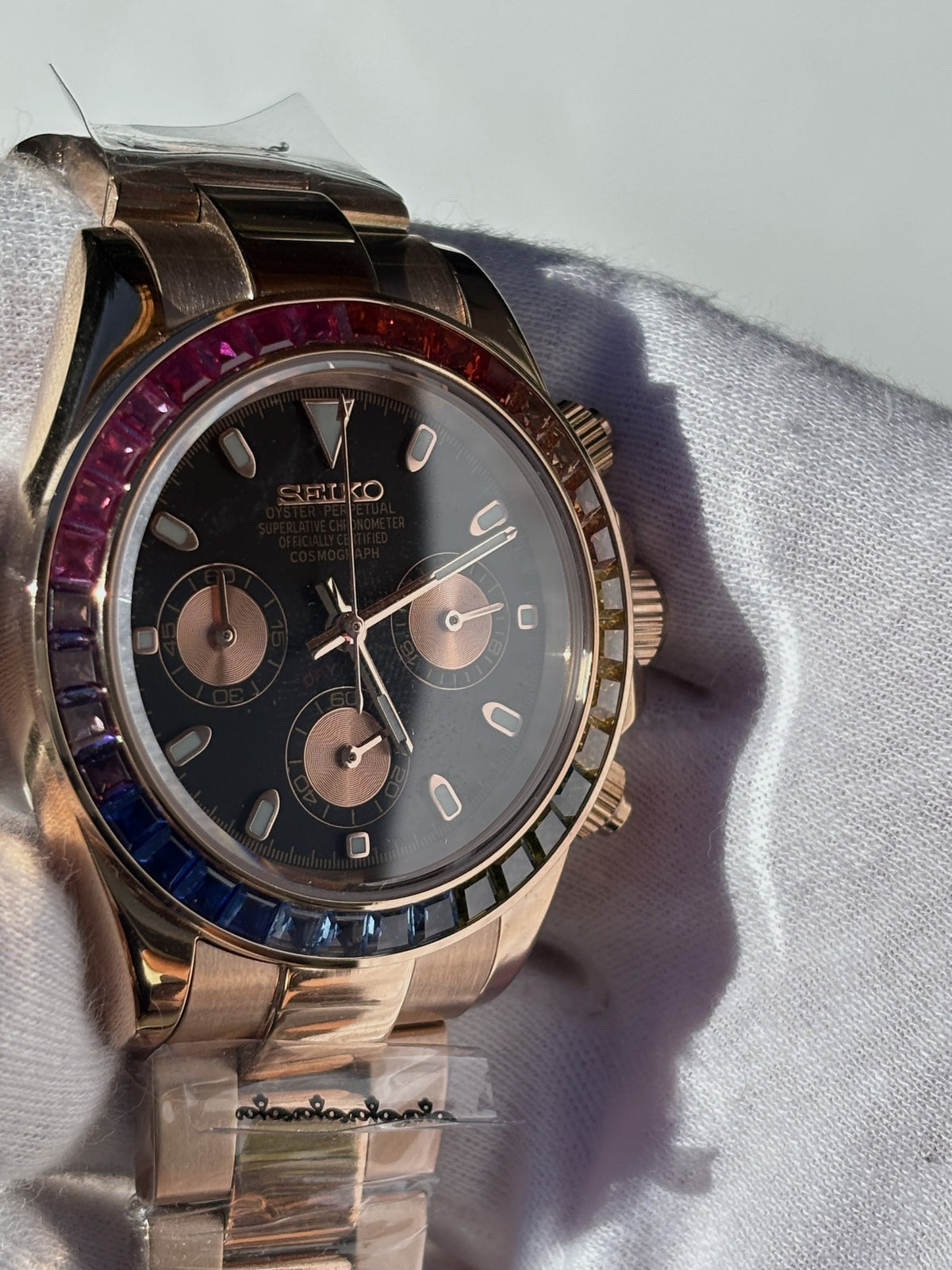 Seiko MOD kronográf karóra, rose gold, fekete számlap, szivárvány lünetta, 40 mm, VK63 | Prism